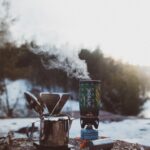 Cómo hacer café al acampar con una fogata