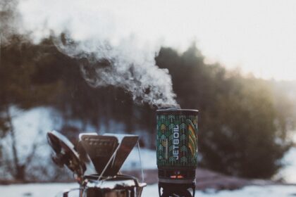 Hoe koffie te zetten tijdens het kamperen met een kampvuur