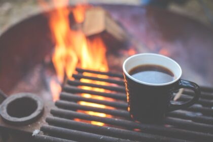 Quanto tempo você percola café em uma fogueira?