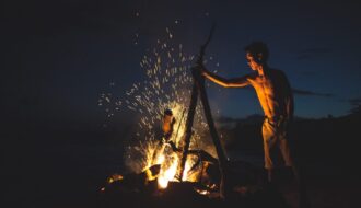 在营火中添加什么可以让蚊子远离？