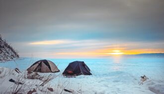 ¿Cómo aislar una tienda de campaña para acampar en invierno?